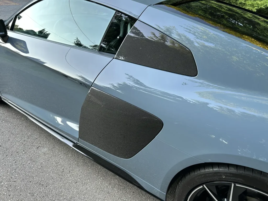 Audi R8 V10 Performane RWD kemora grey metallic pakiet boczny carbon z lewej strony AMUMotors