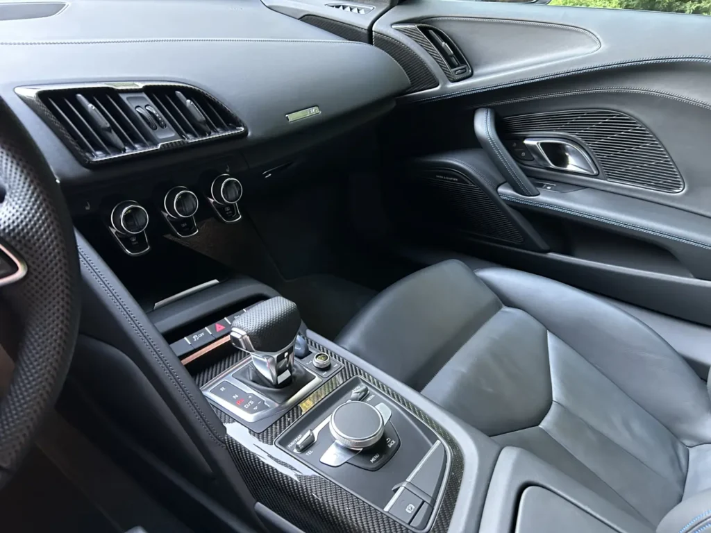 Audi R8 V10 Performane RWD kemora grey metallic tunel środkowy z pakiet carbon AMUMotors