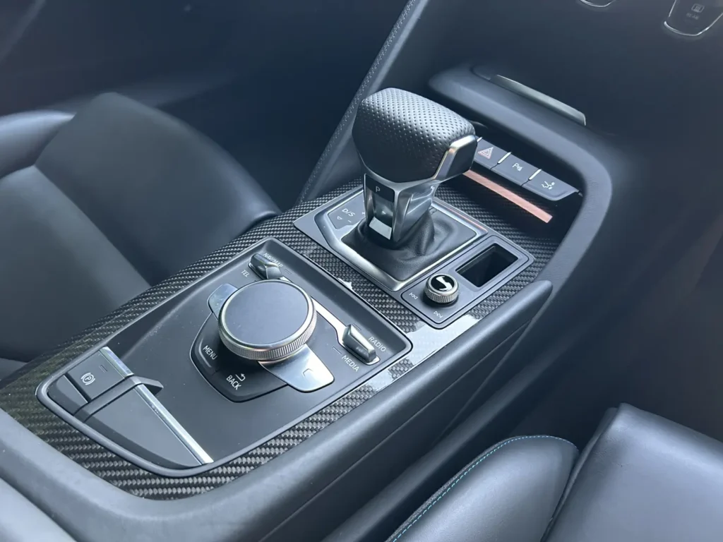 Audi R8 V10 Performane RWD kemora grey metallic dźwignia zmiany biegów carbon AMUMotors
