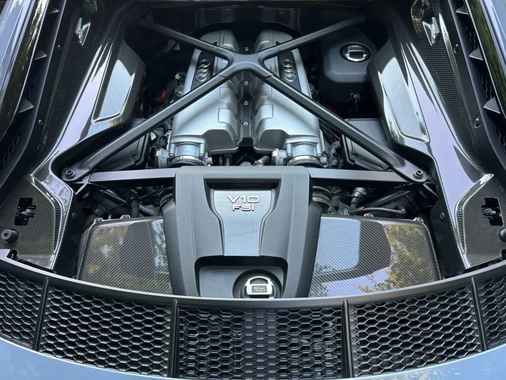 Audi R8 V10 Performane RWD kemora grey metallic osłona silnika carbon AMUMotors