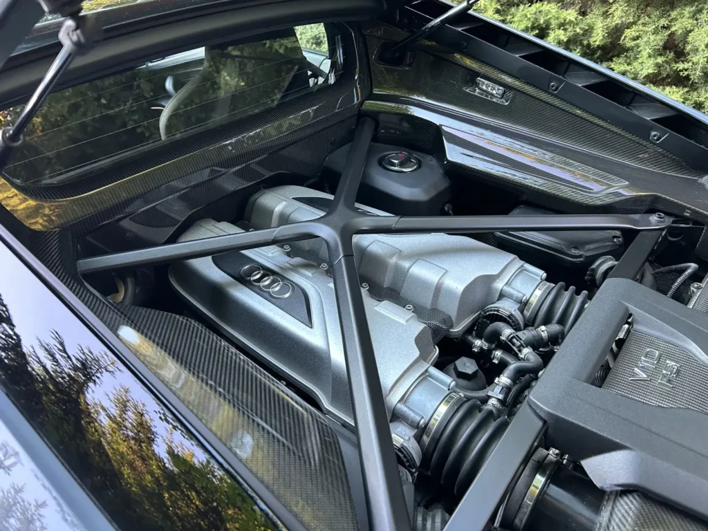 Audi R8 V10 Performane RWD kemora grey metallic silnik z carbon AMUMotors