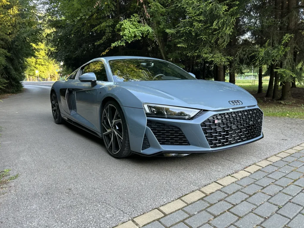 Audi R8 V10 Performane RWD kemora grey metallic prawa strona i przód AMUMotors
