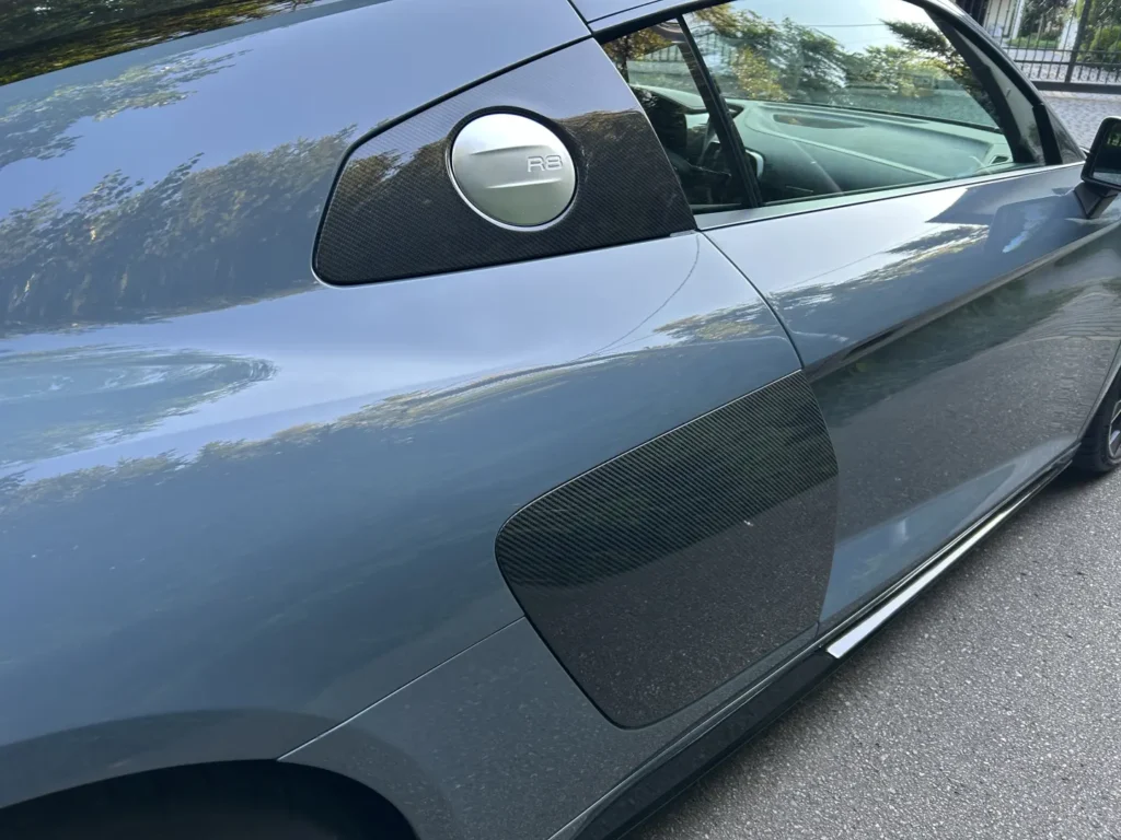 Audi R8 V10 Performane RWD kemora grey metallic boczny pakiet carbon i prawa strona AMUMotors