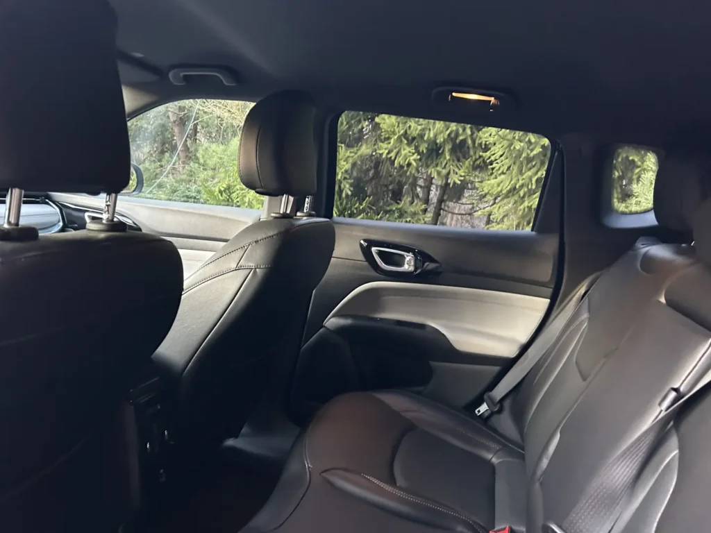 Jeep Compass Limited 2023 tył wnętrze AMUMotors
