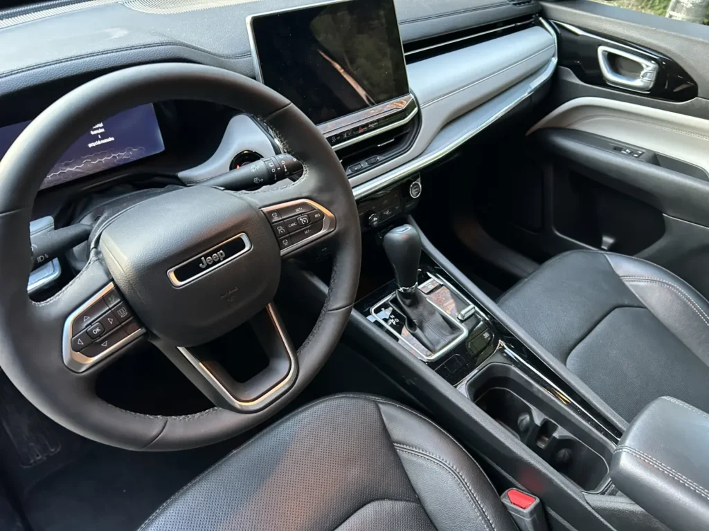 Jeep Compass Limited 2023 kokpit AMUMotors
