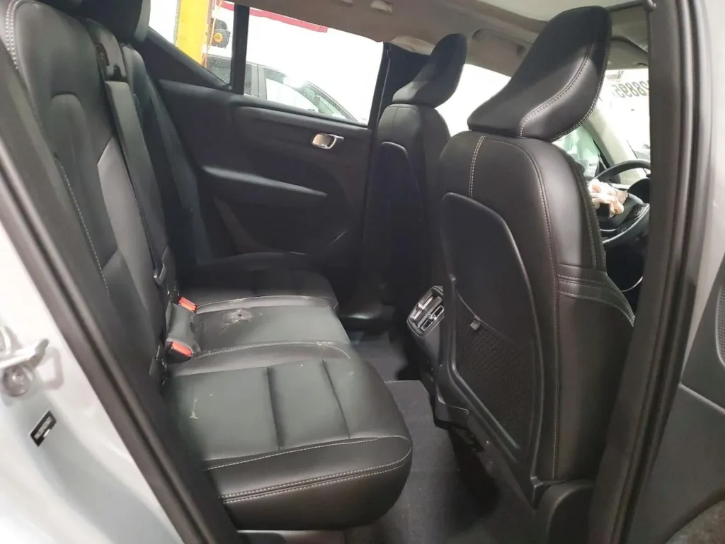 Volvo XC40 2024 Ultimate B5 szary kanapa tył AMUMotors