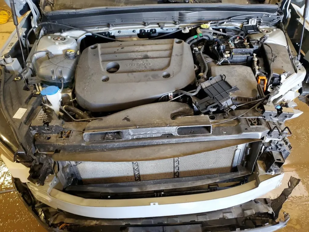 Volvo XC40 2024 Ultimate B5 szary silnik AMUMotors