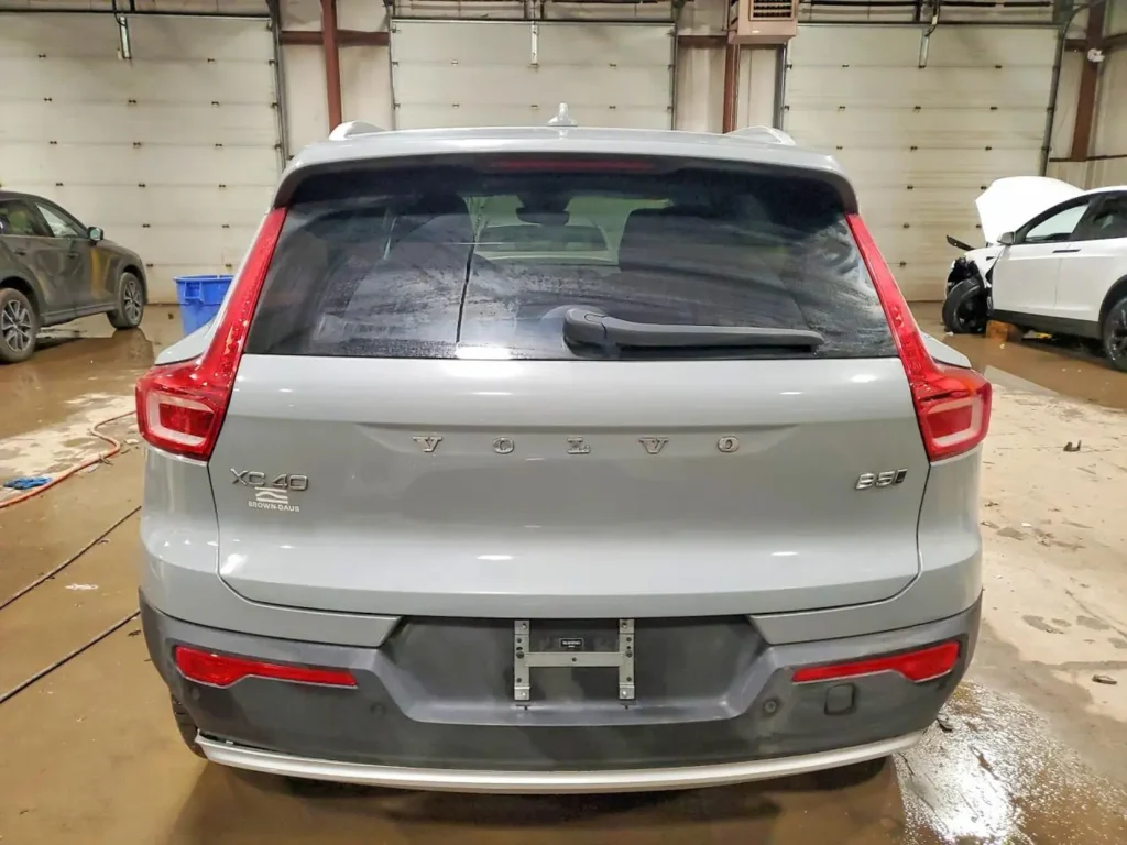 Volvo XC40 2024 Ultimate B5 szary tył AMUMotors