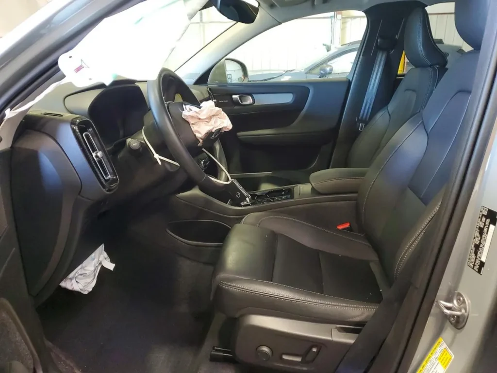 Volvo XC40 2024 Ultimate B5 szary wnętrze przód AMUMotors