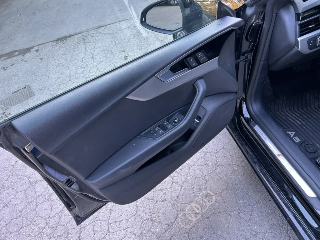 Audi A5 2024 45 TFSi tapicerka drzwi AMUMotors