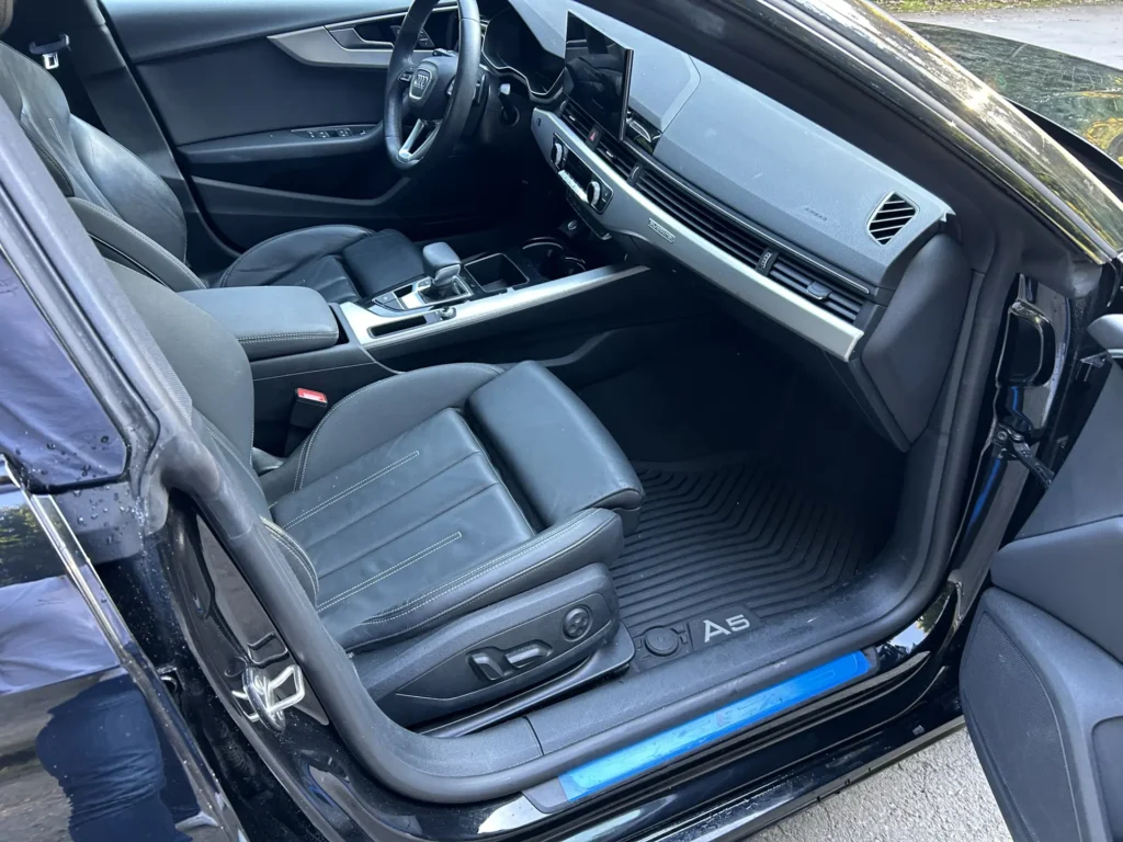 Audi A5 2024 45 TFSi wnętrze pasażer AMUMotors