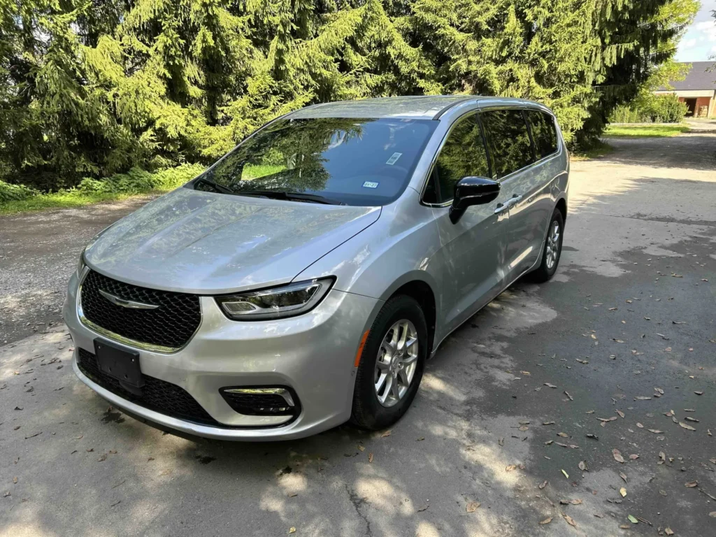 Chrysler Pacifica 2026 lewy przód AMUMotors
