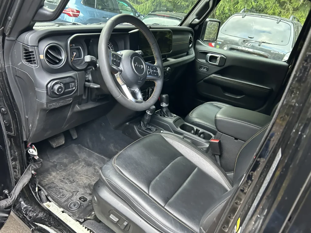 Jeep Wrangler Sahara 2024 Lift wnętrze strona kierowcy AMUMotors
