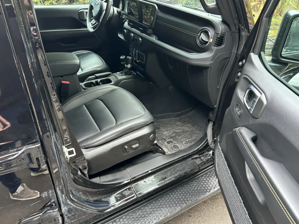 Jeep Wrangler Sahara 2024 Lift wnętrze strona pasażera AMUMotors