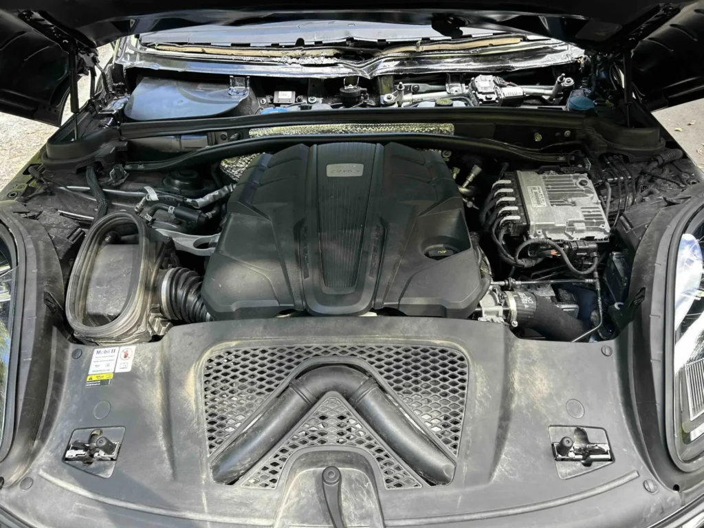 Porsche-Macan-S-Lift pod maską AMUMotors.webp