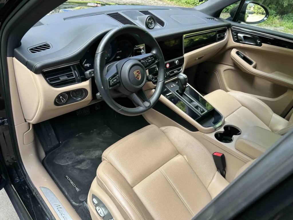 Porsche-Macan-S-Lift wnętrze od strony kierowcy AMUMotors.webp
